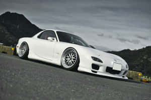 白色馬自達RX-7跑車在山路上，天空多雲 — 馬自達 壁紙