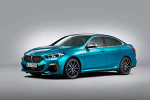 攝影棚中的綠松色BMW 2 Series Gran Coupe — Surface Pro 壁紙