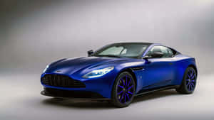工作室中的藍色Aston Martin跑車，配備紫色輪圈 — 奧斯頓馬丁 壁紙