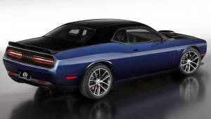 藍色Dodge Challenger肌肉車，黑色車頂和銀色輪圈，在反射攝影棚地板上。 — 道奇挑戰者 壁紙