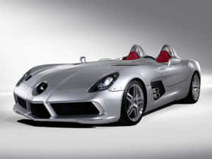 銀色 Mercedes-Benz SLR McLaren 跑車，配備紅色座椅和鍍鉻輪圈，在工作室環境中。 — 跑車 壁紙