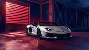 銀色藍寶堅尼 Aventador SVJ 在霓虹燈車庫中，帶有紅色和藍色燈光。 — 4K 藍寶堅尼 壁紙