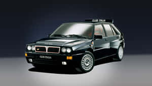 黑色 Lancia Delta Integrale 拉力賽車，帶有 Club Italia 品牌標識，在工作室燈光下。 — 好看汽車 壁紙