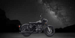 黑色 Royal Enfield 摩托車在星空、銀河和山巒下。 — 宇宙美學 壁紙
