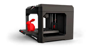 一台黑色3D列印機在列印床上展示一個紅色兔子模型。 — 3D 壁紙