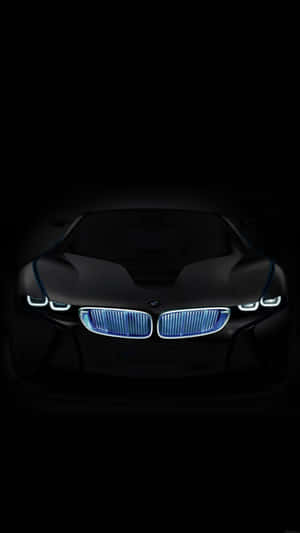 黑色BMW i8概念車的正面視圖，在黑暗中帶有發光的藍色車頭燈。 — Vans 標誌 壁紙