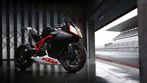 黑色和橙色KTM RC8R機車停放在車庫，外面有賽道。 — 改裝摩托車 壁紙