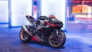 藍色霓虹燈下的黑色和紅色Kawasaki Ninja機車，城市夜景 — 腳踏車 GIF 壁紙