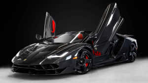 黑色藍寶堅尼 Centenario 打開鷗翼車門，在工作室中展示紅色內裝。 — 蘭博基尼 壁紙