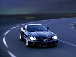 黑色賓士SLR麥拉倫在夜間賽道上比賽。 — Mercedes Benz C300 壁紙