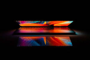 在黑暗中發光的彩色抽象顯示器筆記型電腦 — MacBook Air 壁紙