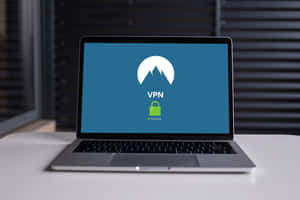 筆記型電腦顯示VPN保護，帶有山脈標誌和綠色鎖圖示。 — 藍色美學電腦 壁紙