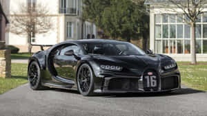 黑色Bugatti Chiron Super Sport 300+打開車門停在房屋附近的車道上。 — 布加迪 GIF 壁紙