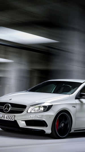白色賓士跑車在混凝土隧道中高速飛馳，帶動態模糊。 — Mercedes Benz C300 壁紙