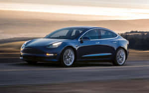 藍色Tesla Model 3在日落時分行駛在風景優美的道路上。 — 特斯拉 壁紙