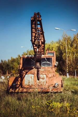 生鏽的起重車被遺棄在高高的草叢中 — 老福特卡車 壁紙