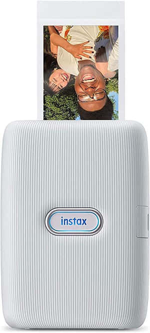 白色 Instax 印表機正在列印一張兩個微笑朋友的照片。 — 20:9 壁紙