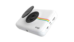 白色Polaroid Snap即時相機，帶有彩虹條紋和打開的鏡頭蓋。 — Studio Display 壁紙