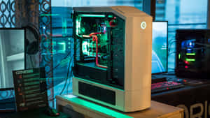 在科技活動中展示的白色遊戲電腦，帶有綠色LED燈。 — PC 遊戲 壁紙