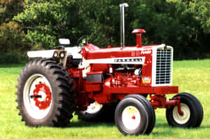 復古紅色和白色 Farmall Turbo 拖拉機停在草地上。 — 老福特卡車 壁紙