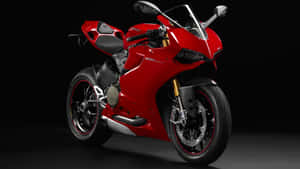深色攝影棚背景前，紅色Ducati運動機車配金色前叉 — 巴布風機車 壁紙