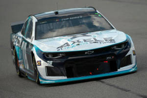 青綠色和白色的NASCAR賽車編號78在賽道上。 — 淺藍色 壁紙