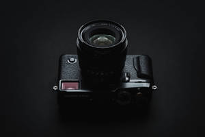 黑色Fujifilm X-Pro2相機在深色表面上的俯視圖。 — 相機 GIF 壁紙