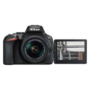 Nikon D5600 DSLR相機，翻轉螢幕顯示一張黑白照片。 — 相機 GIF 壁紙