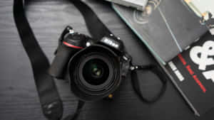 Nikon DSLR相機和攝影書籍在深色木質表面上 — 攝影 壁紙