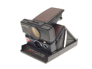 白色背景上帶有棕色皮革細節的黑色Polaroid自動對焦拍立得相機。 — 拍立得 壁紙
