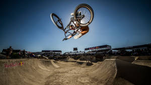 BMX車手在Red Bull泥地自行車活動中執行高空飛翔技巧。 — X Games 壁紙