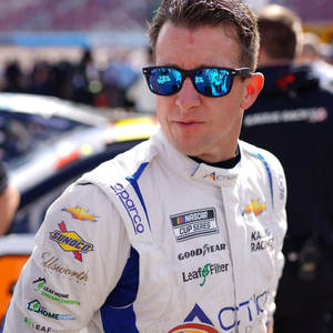 NASCAR車手身穿賽車服和太陽眼鏡在賽車場上。 — 男人 壁紙
