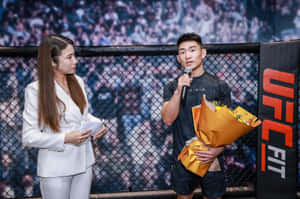 UFC拳手手持鮮花，在八角籠內與記者交談。 — 桌面 壁紙