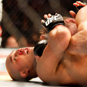 UFC拳手在激烈的MMA比賽中被鎖在墊子上，臉上帶血 — 終極格鬥冠軍賽 壁紙