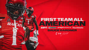 足球運動員Sauce Gardner身穿紅色Bearcats制服慶祝First Team All American榮譽。 — 運動 壁紙