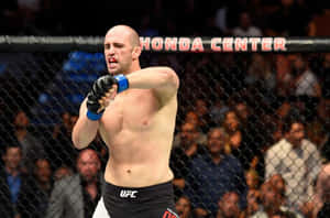 UFC拳手在現場賽事中於八角籠內揮拳。 — 終極格鬥冠軍賽 壁紙