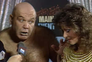 1980年代摔角訪談節目《Main Event》中的摔角手與主持人。 — WWE GIF 壁紙