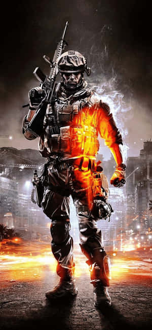 一名被火焰吞噬的士兵夜晚站在燃燒的城市中。 — iPhone 12 mini 壁紙