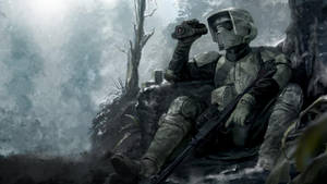 穿著迷彩服的士兵在霧氣瀰漫的森林中用雙筒望遠鏡掃視。 — 暴風兵 壁紙