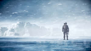 一名士兵獨自站在冰封的平原上，背景有冰山，雪花飄落。 — 戰地風雲4 壁紙