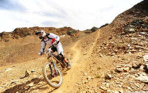 山地車手在山區的岩石泥土小徑上飛馳而下。 — 登山車 壁紙