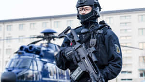 德國警察身穿戰術裝備，在直升機附近持步槍 — 直升機 壁紙