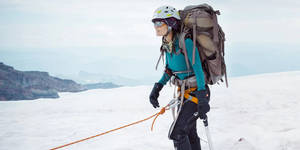 登山者用繩索和冰斧攀登積雪的山峰 — 運動 壁紙