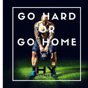 刺青男子舉起壺鈴，附有「go hard or go home」文字。 — 激勵 壁紙