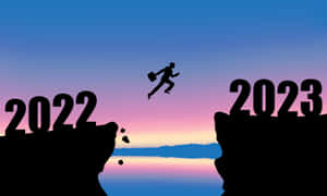 商人在暮色中從2022懸崖跳向2023懸崖。 — 剪影 壁紙