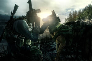 穿著迷彩裝備的士兵和軍犬在黃昏時跪在沼澤地裡。 — 決勝時刻 幽靈 壁紙
