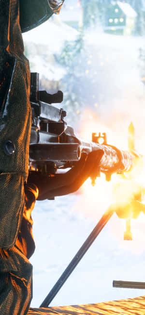 士兵在雪地戰場上發射重型機槍，伴有明亮的槍口閃光。 — Pixel 8 Pro 壁紙