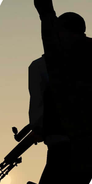 日落時持步槍的士兵剪影。 — 電玩遊戲 GIF 壁紙