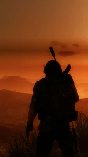 夕陽下，持步槍的士兵剪影眺望群山。 — 電玩遊戲 GIF 壁紙