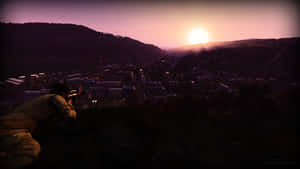 士兵從山丘上俯瞰小鎮，在夕陽下瞄準步槍。 — 電玩遊戲 GIF 壁紙